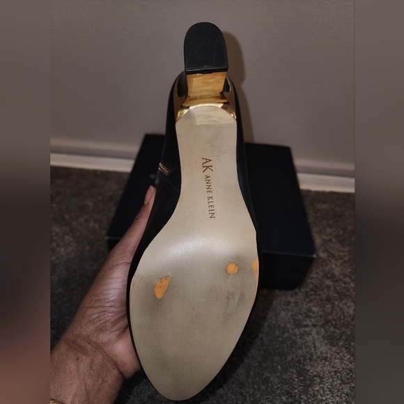 Vintage leather Black Anne Klein ankle boots w/ golden trim - Picture 5 of 5